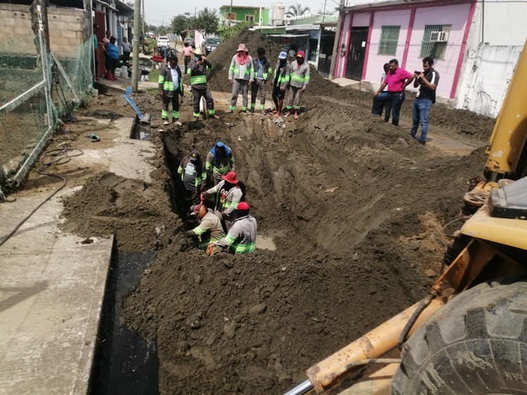 ¡Por fin!; Tras protesta de colonos, inicia reparación de fugas (+Video)