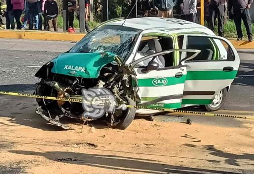 Muere taxista al chocar con una camioneta en Banderilla