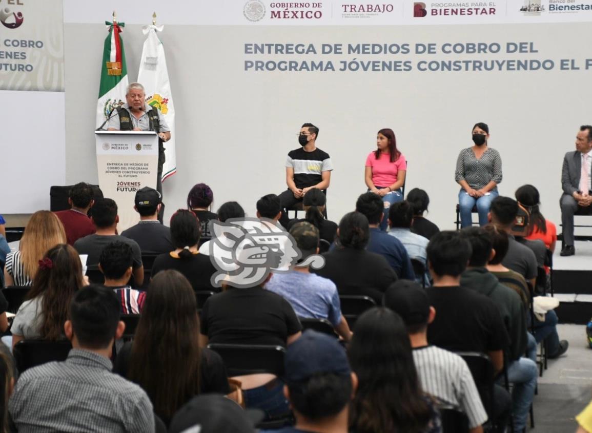 Entregan medios de cobro del programa Jóvenes construyendo el futuro en Xalapa (+Video)