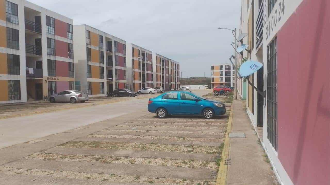 Protestan vecinos por falta de agua en fraccionamiento de Coatzacoalcos