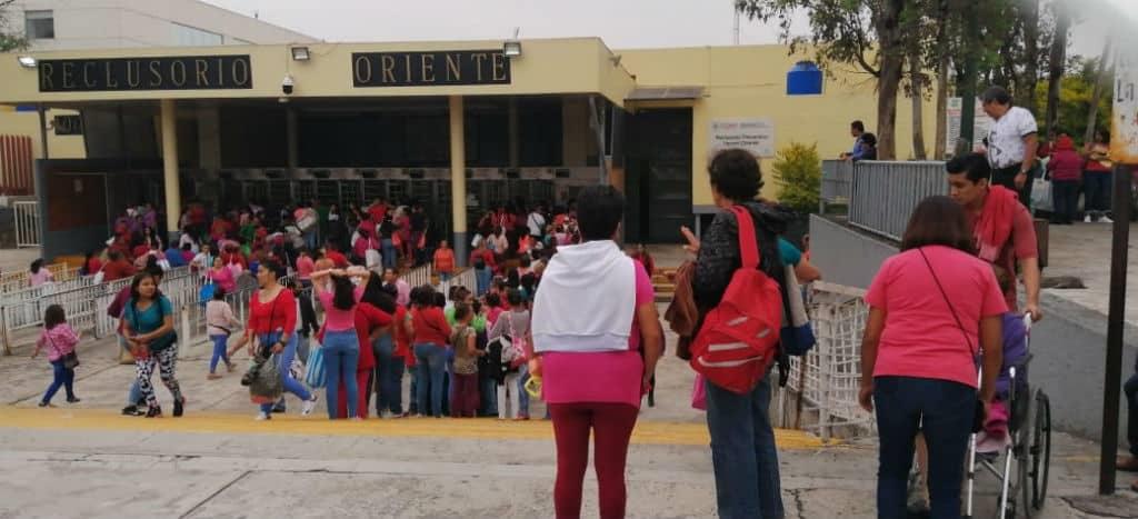 Otra cara del sistema penal: Mujeres cuidan de personas detenidas y cargan con gastos