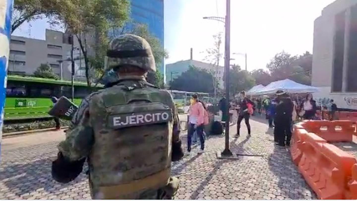 Mantienen operativo de seguridad, por parte de la Sedena en el metro de la CDMX