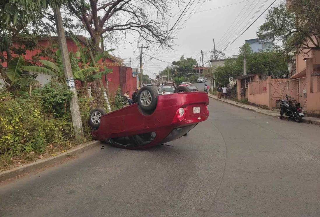 Choca contra poste y vuelca en San Andrés Tuxtla