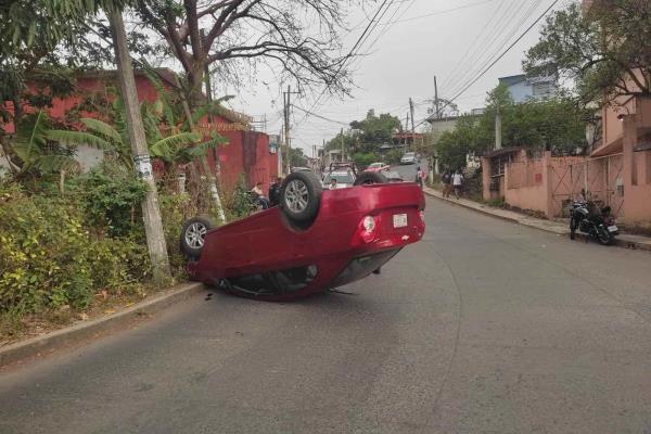 Choca contra poste y vuelca en San Andrés Tuxtla