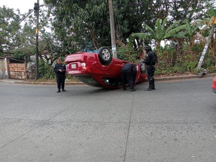 Choca contra poste y vuelca en San Andrés Tuxtla