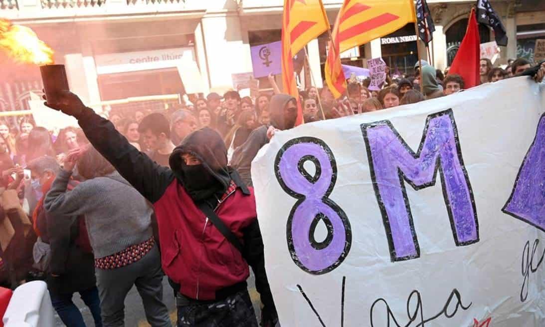 ¡Rápida y furiosa!; Conductora arrolla a mujeres en marcha del 8M