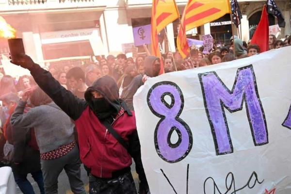 Furiosa conductora arrolla a mujeres en marcha del 8M