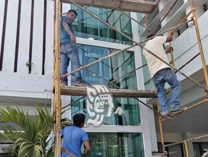 Reponen cristales del elevador del Ayuntamiento de Coatzacoalcos