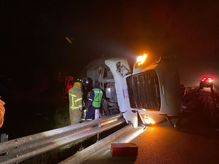 Vuelca tráiler con ácido sobre carretera hacia Vega de Alatorre