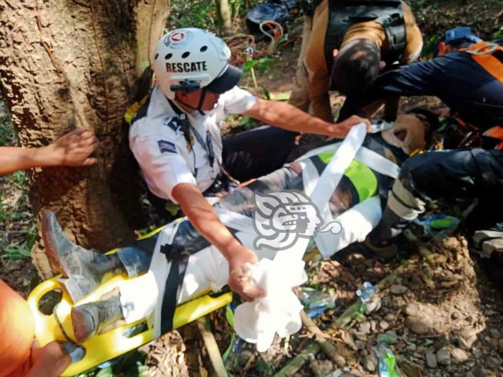 Localizan a campesino desaparecido en Atzacan; había caído a un barranco