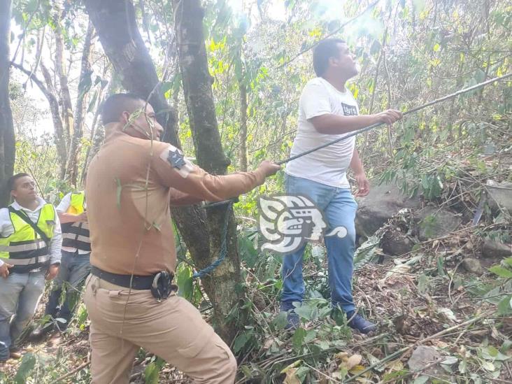 Localizan a campesino desaparecido en Atzacan; había caído a un barranco