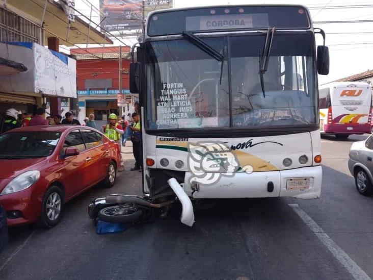 Motociclista se fractura tras ser atropellado por camión en Córdoba