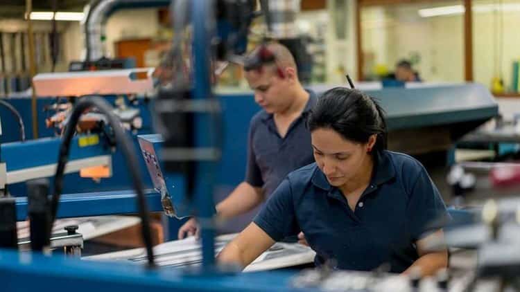 Mujeres dominan mercado laboral, pero en condiciones precarias