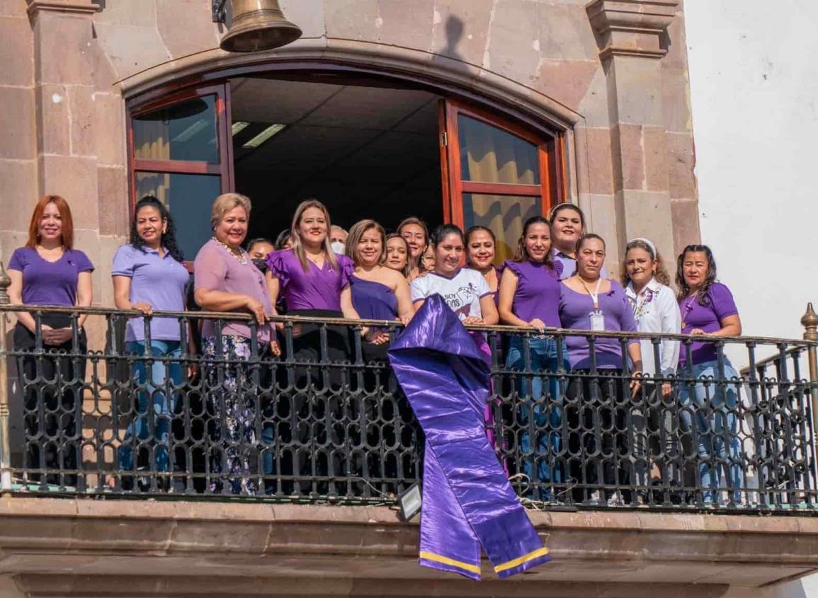 Iluminan de morado palacio de Acayucan