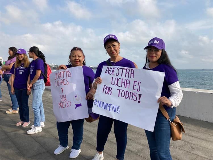 8M: Mujeres realizan cadena tomadas de la mano en el bulevar Ávila Camacho de Veracruz (+Video)