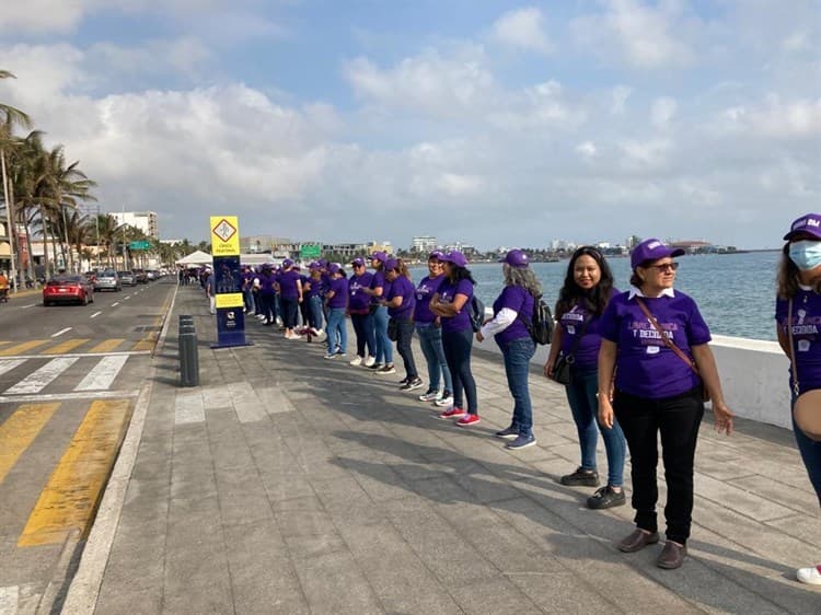 8M: Mujeres realizan cadena tomadas de la mano en el bulevar Ávila Camacho de Veracruz (+Video)