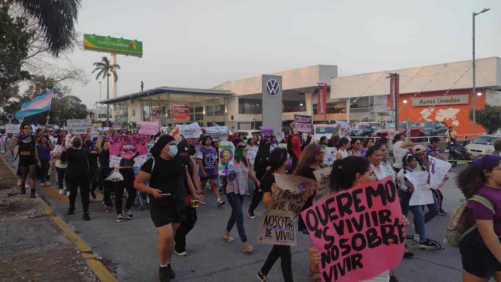 8M en Veracruz: Marchan mujeres del centro al bulevar (en vivo)