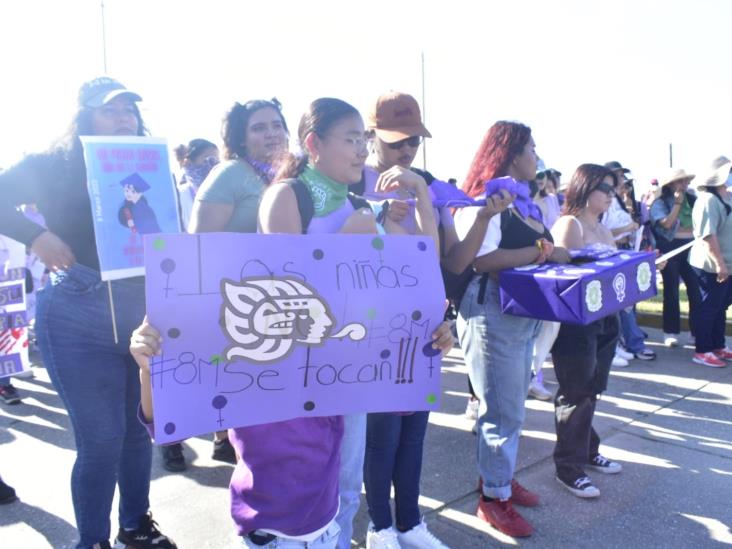 ¡Ni una menos! mujeres de Coatzacoalcos se unen y marchan contra la violencia (+Video)