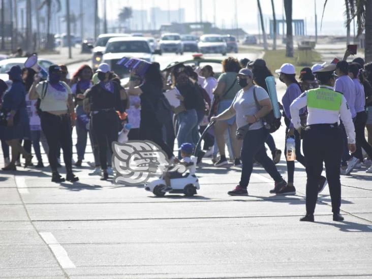 ¡Ni una menos! mujeres de Coatzacoalcos se unen y marchan contra la violencia (+Video)