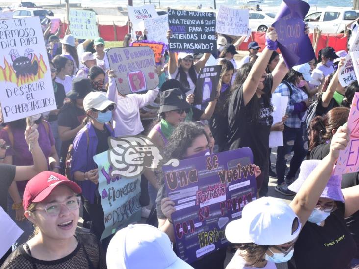 ¡Ni una menos! mujeres de Coatzacoalcos se unen y marchan contra la violencia (+Video)