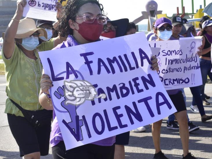 ¡Ni una menos! mujeres de Coatzacoalcos se unen y marchan contra la violencia (+Video)