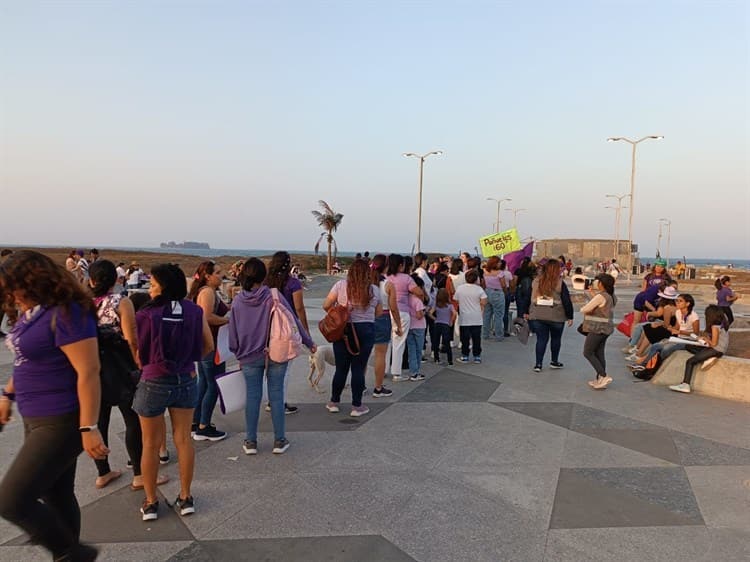 Mujeres y la Colectiva Brujas del Mar marchan en el 8M en Boca del Río(+Video)