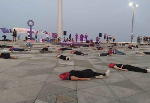 8M: Protesta con performance 88 en Antimonumenta de Veracruz (+Video)