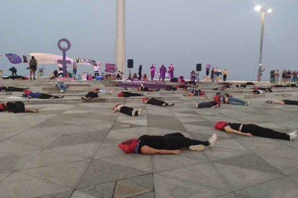 8M: Protesta con performance 88 en Antimonumenta de Veracruz (+Video)