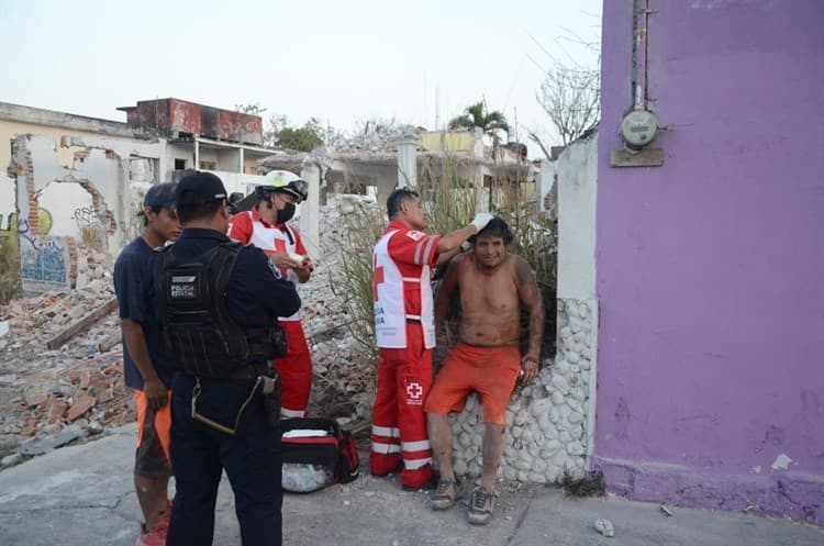 Hombre resulta lesionado al caerle pedazos de escombros de una obra en Veracruz(+Video)