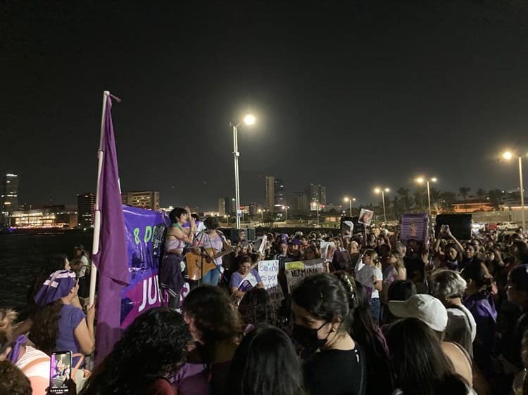 Mujeres y la Colectiva Brujas del Mar marchan en el 8M en Boca del Río(+Video)