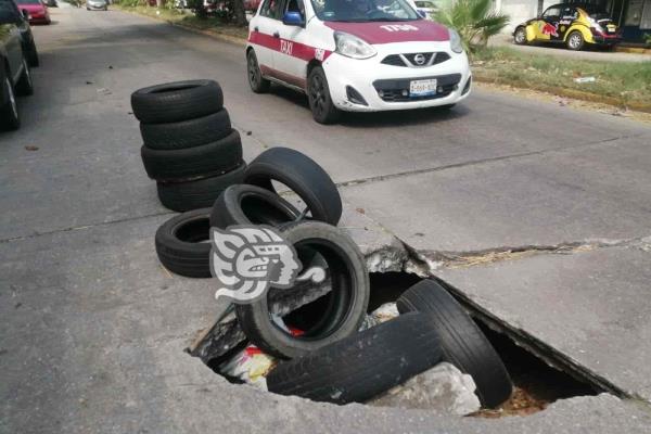 Con llantas, cubetas y ramas, alertan por calles en mal estado en Coatzacoalcos