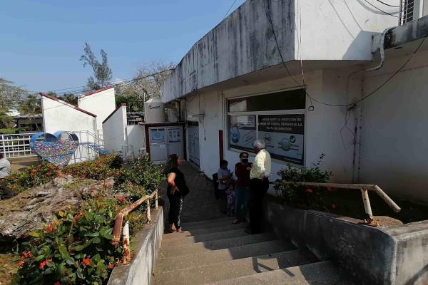 Trabajos de CFE dejan sin luz a dependencias en Coatzacoalcos