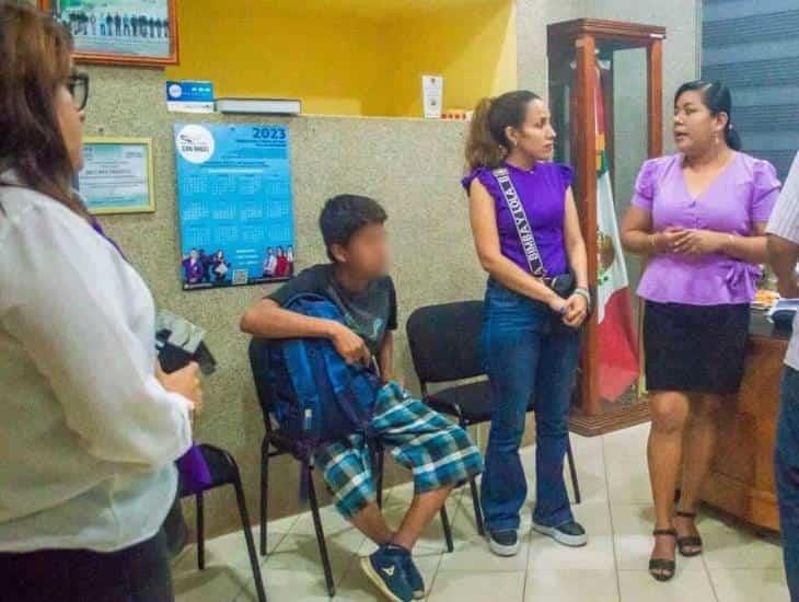 Regresa con su familia niño originario de Oaxaca que vagaba en Acayucan