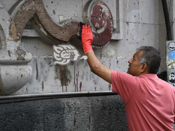 Inicia limpieza de paredes en el palacio de gobierno en Xalapa; quitan pintas del 8M