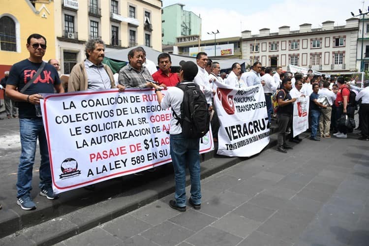 En Xalapa, taxistas exigen homologación de Ley de Movilidad (+Video)