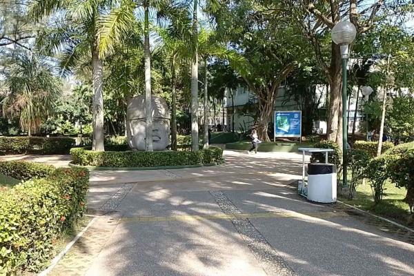 Acusa discriminación en la UV,  le niegan la clase a alumna por llevar a su hija