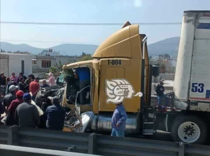 Accidente de tráileres en la México-Veracruz; cierran circulación