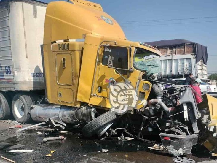 Accidente de tráileres en la México-Veracruz; cierran circulación