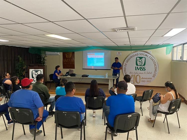 Imparten curso de lengua de señas a personal del IMSS (+Video)