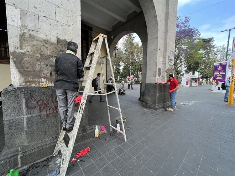 Inicia limpieza de paredes en el palacio de gobierno en Xalapa; quitan pintas del 8M