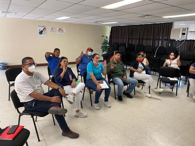 Imparten curso de lengua de señas a personal del IMSS (+Video)