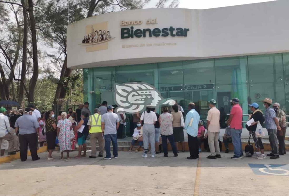 Engañan a adultos mayores con supuestos retiros del programa Bienestar