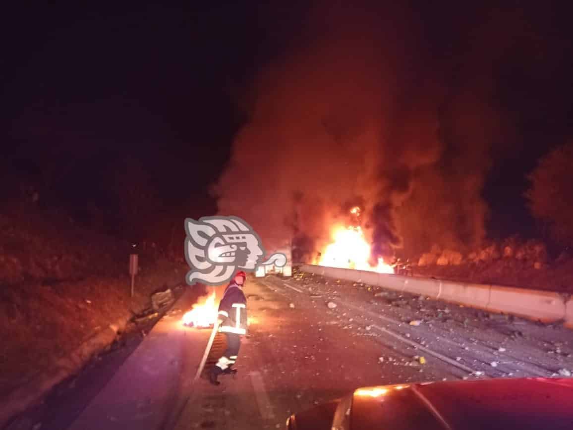 Mega accidente en la Córdoba-Veracruz; explotan 3 tractocamiones y una camionera (+Video)