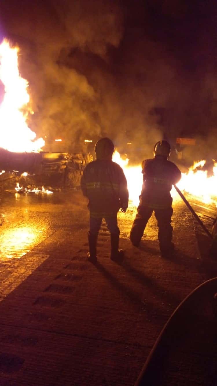 Arden tractocamiones y camioneta tras múltiple colisión en la Córdoba-Veracruz (+Video)