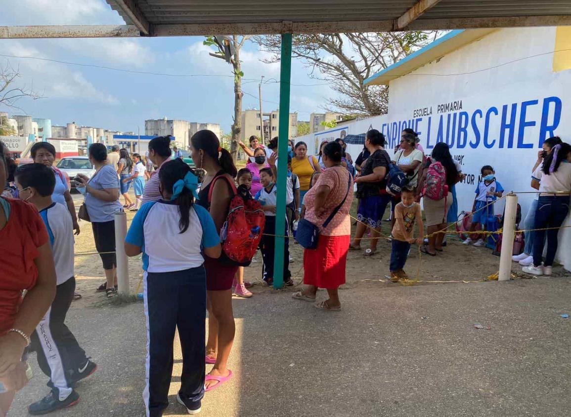 “¡Lucharán a dos de tres caídas!”, madres hacen un ring de pelea frente la escuela de sus hijos (+Vídeo)