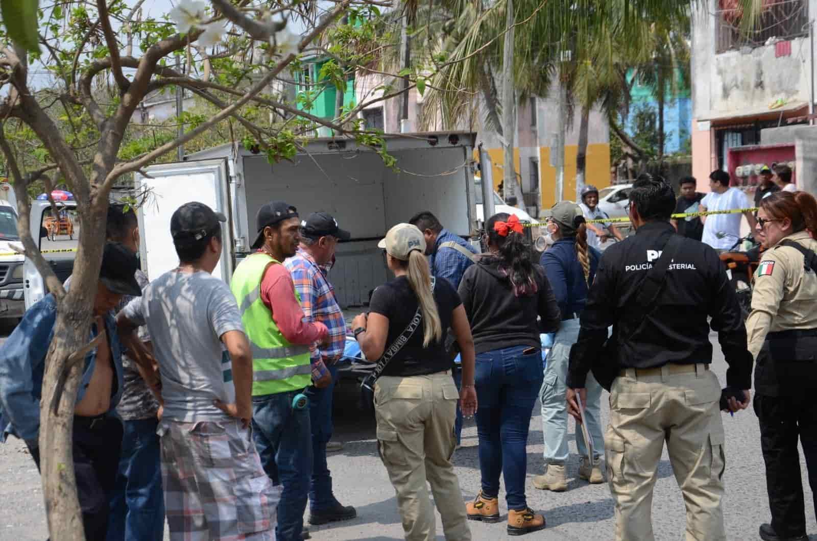 Muere marino atropellado tras riña con camioneros en Chivería (en vivo)