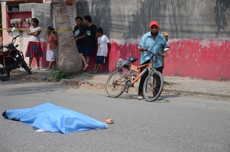 Muere marino atropellado tras riña con camioneros en Chivería (en vivo)