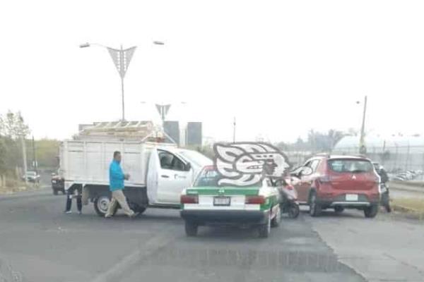 Chocan taxi y camioneta en libramiento de Las Trancas