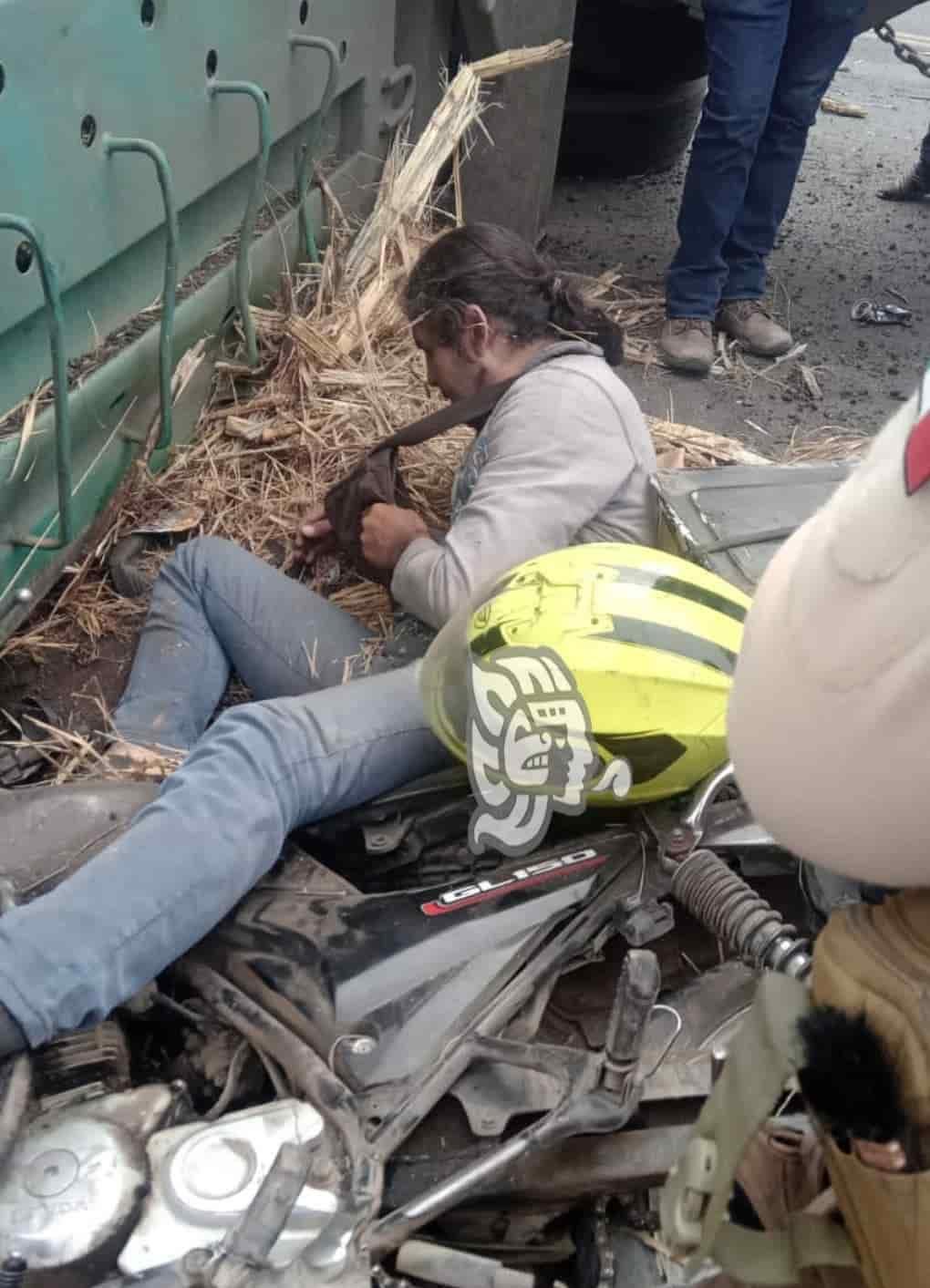 ¡Por un pelo! Motociclista se salva de morir aplastado por una tolva en la Córdoba-Veracruz