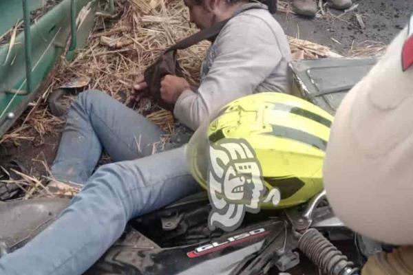 ¡Por un pelo! Motociclista se salva de morir aplastado por una tolva en la Córdoba-Veracruz